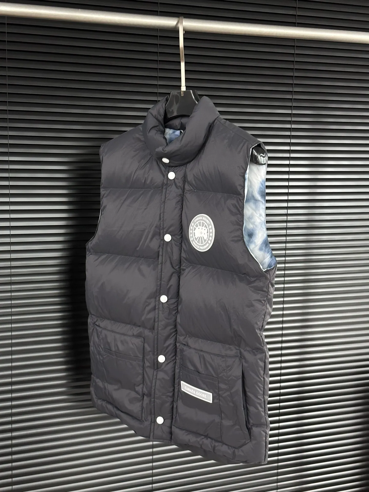 P400 【𝗖𝗮𝗻𝗮𝗱𝗮𝗴𝗼𝗼𝘀𝗲】/Canada Goose/White Label Glacier Down Vest/Graphite Gray